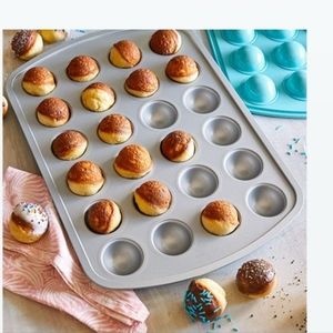 The Pampered chef donut hole mini cake pop baking pan